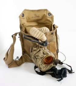 VINTAGE AMERICAN SOLDIERíS GAS MASK