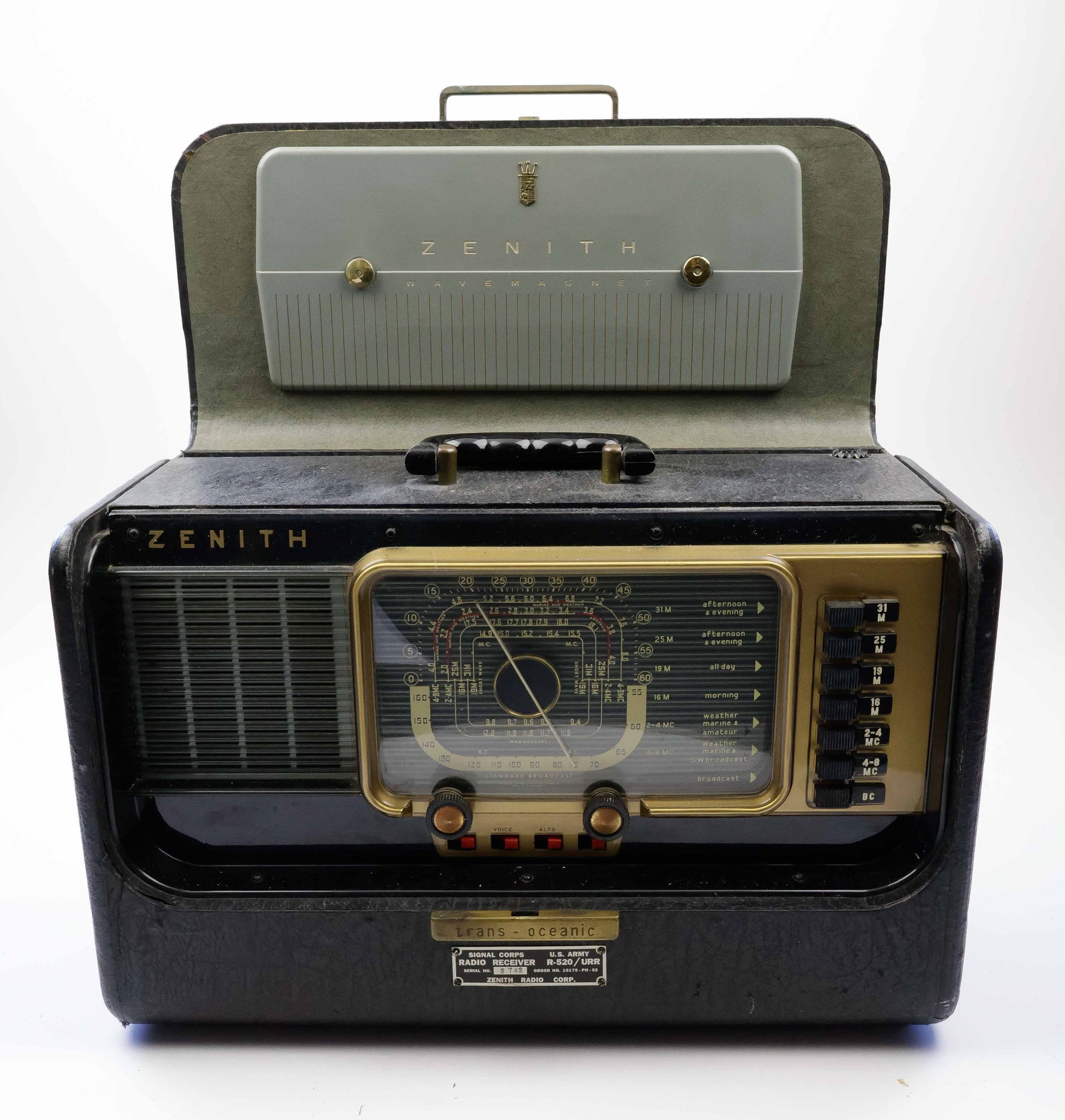 U.S. ARMY SIGNAL CORPS TRANS-OCEANIC RADIO RECEIVER (1 of 4)