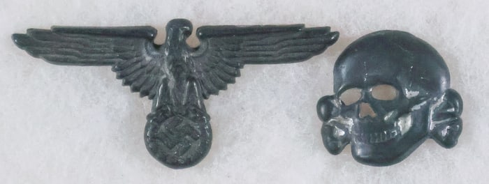 SS TOTENKOPF AND EAGLE CAP INSIGNIA (2)