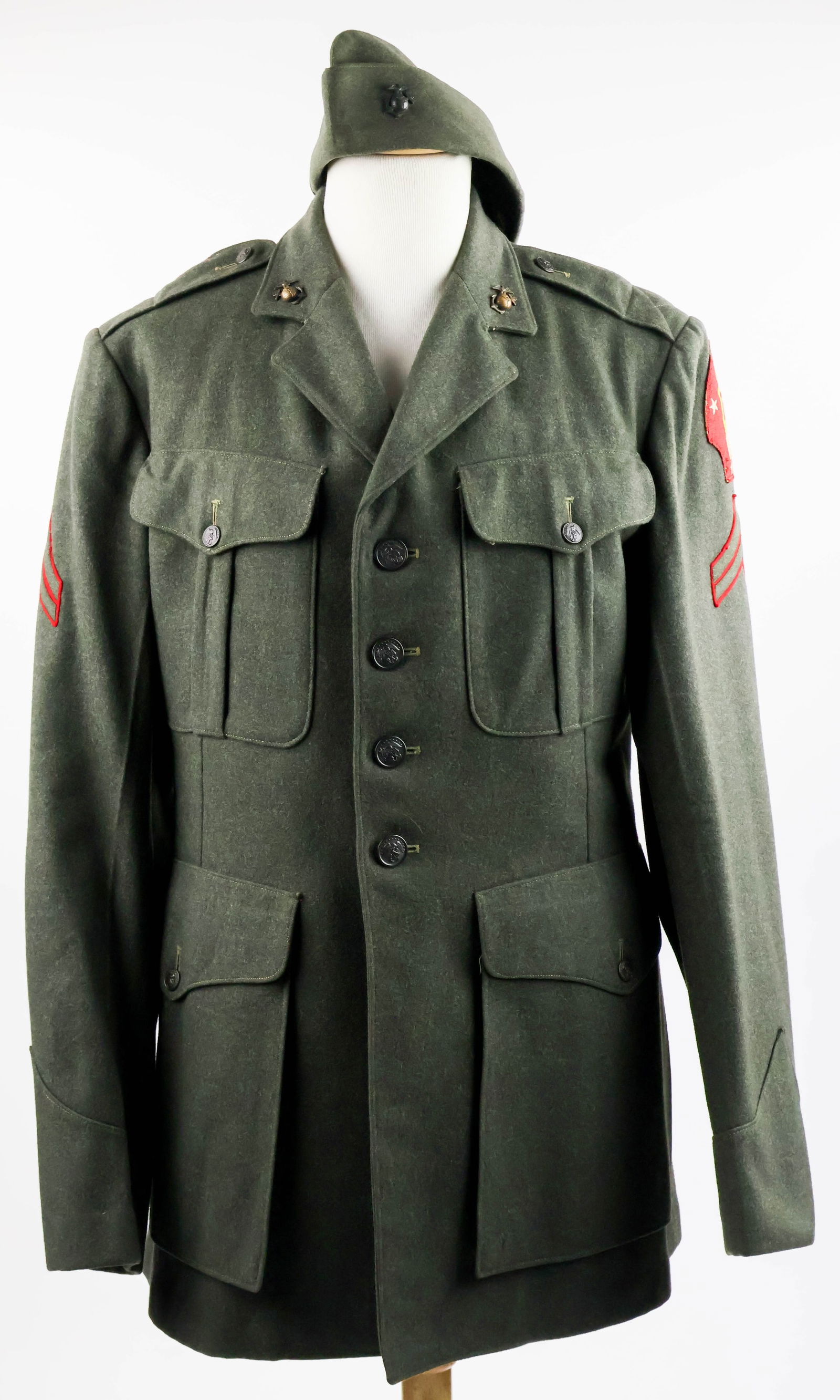 WORLD WAR II US MARINE CORPS TUNIC (1 of 10)