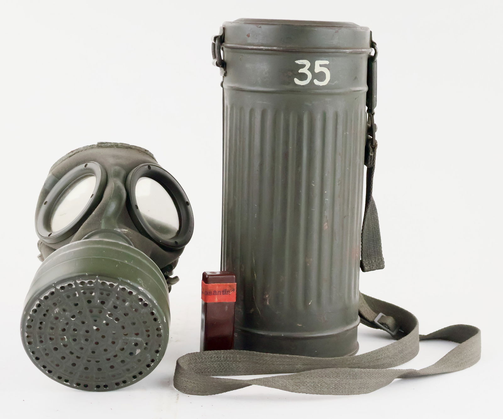 COMPLETE GERMAN WORLD WAR II GAS MASK (1 of 9)
