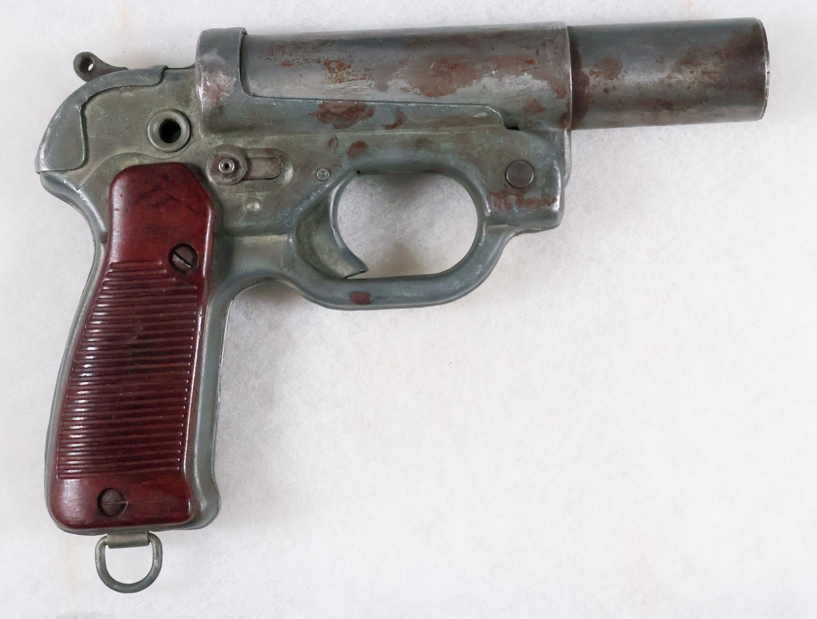 GERMAN FLARE GUN (LEUCHTPISTOLE 42): Original late war (entered service in 1943) Leuchtpistole 42 German single shot flare gun, a break action smoothbore that was a successor to the earlier Leuchtpistole 34. The Leuchtpistole 42, which w