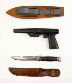 PT-BOAT OFFICER'S FLARE GUN, FIGHTING KNIFE, AND PT-BOAT MODEL