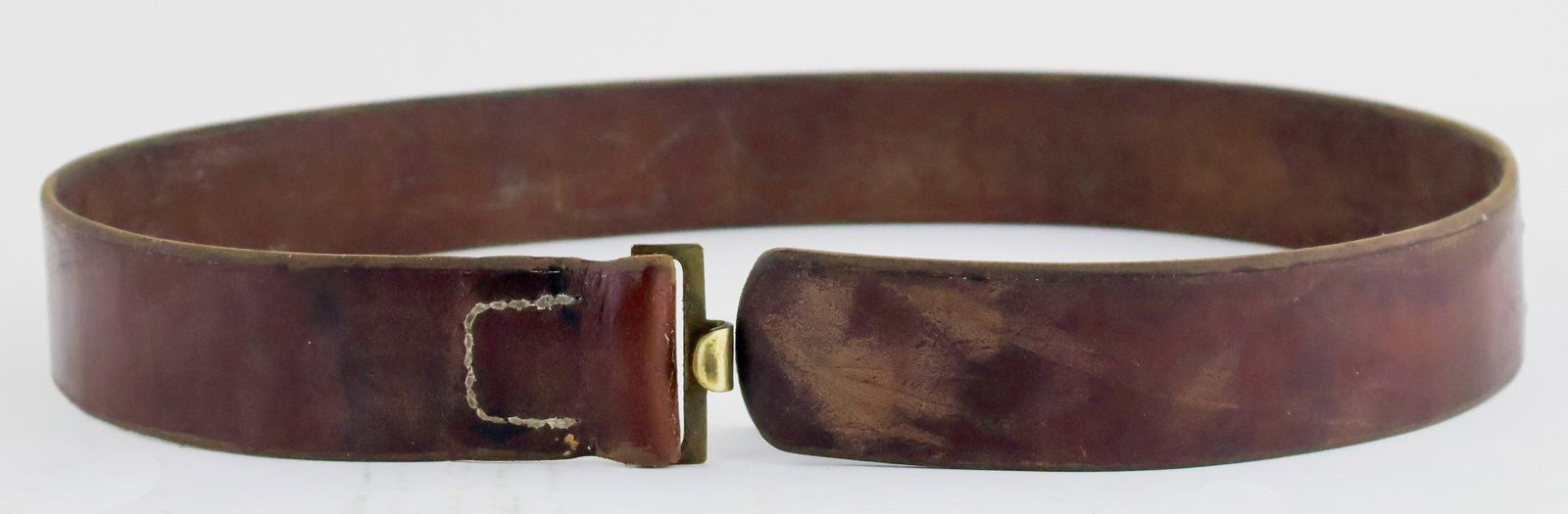 WORLD WAR I GERMAN BELT: German military belt, 38.25 x 1.25 in., from World War I and of leather construction. Underneath the brass catch is the mark ‘J. BOMBERG 1914 MUHLHAUSEN I. TH’. Lightly worn, otherwise fin