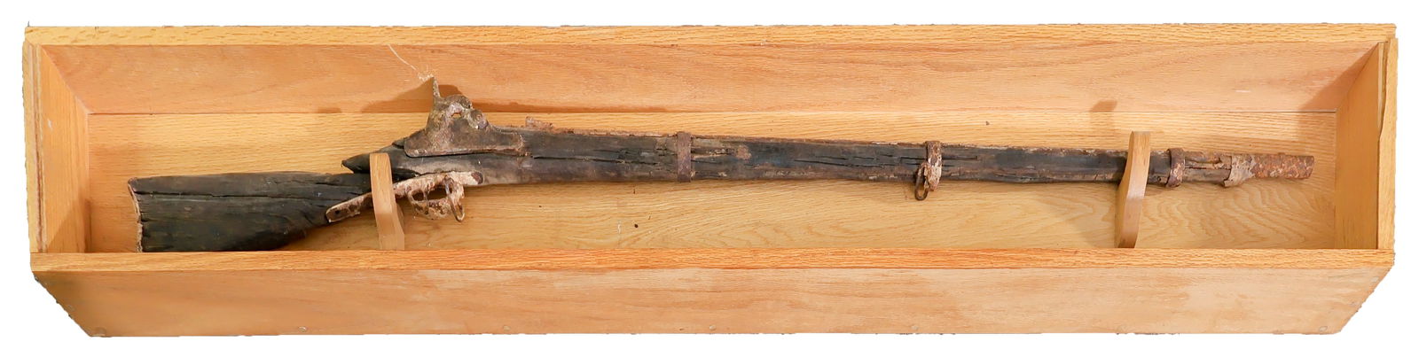 A STILL-LOADED CONFEDERATE ENFIELD FOUND BURIED WITH ITS OWNER (1 of 6)