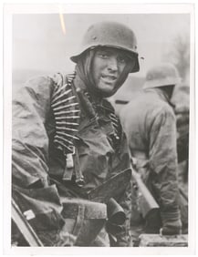 ORIGINAL PRESS PHOTO OF NAZI SOLDIER ON FRONT, 1945