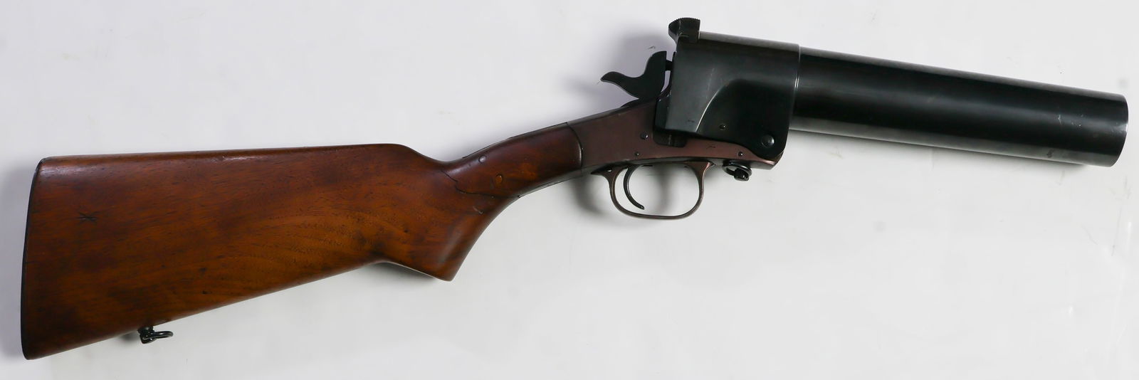 HARRINGTON & RICHARDSON MK I FLARE GUN: Fine condition British World War I issue Harrington & Richardson Arms MK I 37 mm flare gun / tear gas projector with hinged frame and break action lever on a standing breech. This flare gun is nearly