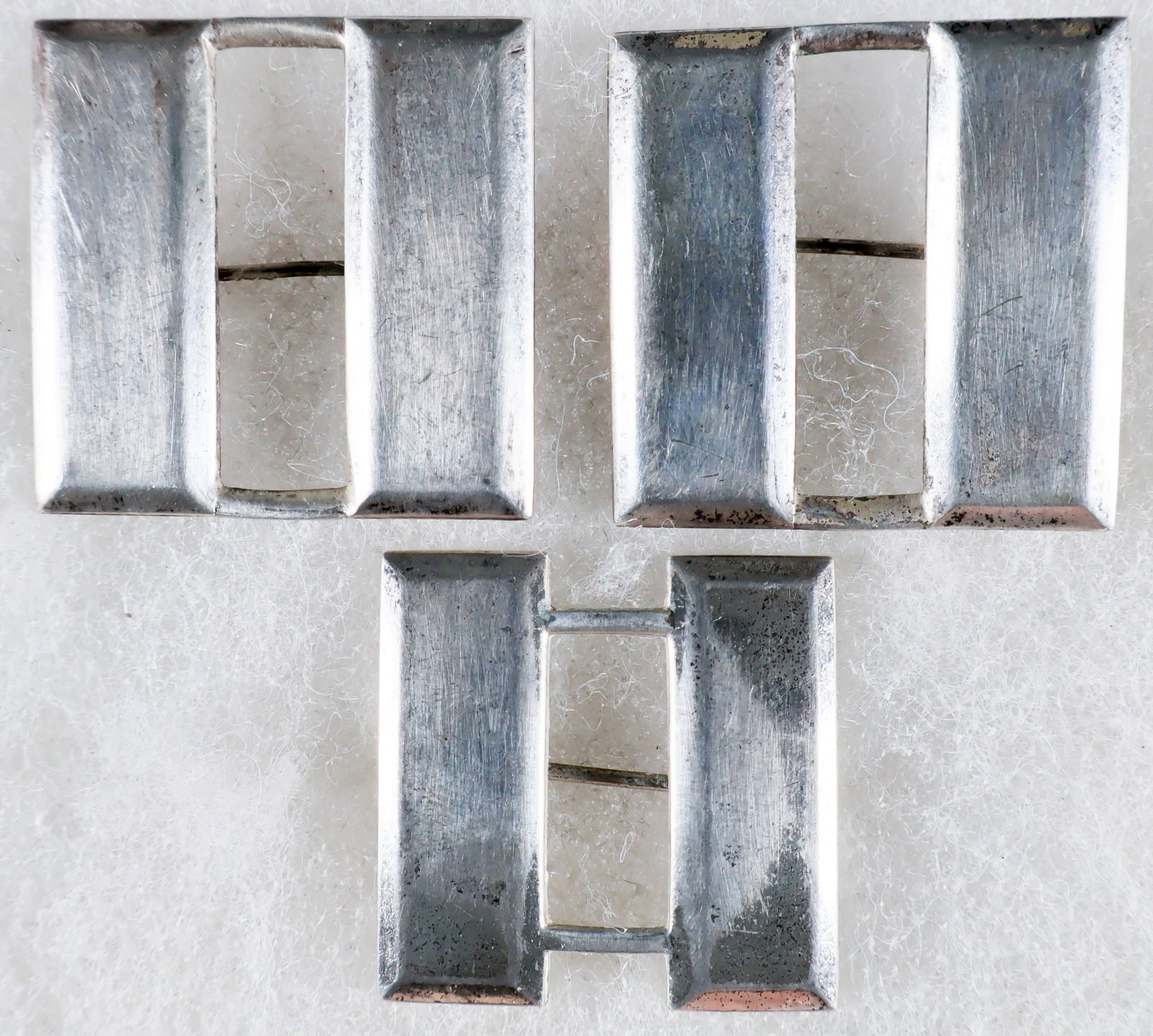 ('BAND OF BROTHERS' 506TH P.I.R.) LT. ROBERT E. HALEY'S CAPTAIN'S INSIGNIA (3): ROBERT E. HALEY (1919-2004) American military officer in the 101st Airborne Division, a well-rounded student and athlete from Connecticut who served first with the 541st P.I.R., then more famously as