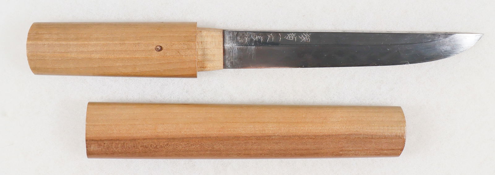 SHINYO SUICIDE BOAT PILOT’S DAGGER, DOG TAG AND CAP BADGE: A fine group of items attributed to the pilot of a Japanese ‘shinyo’ (‘sea quake’) suicide motorboat, including a ‘tanto’, or dagger, 5.25 in. blade, 9.25 in.