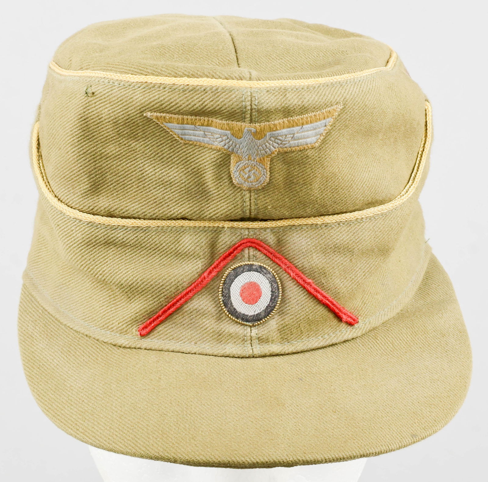 ARTILLERY GENERAL OFFICER’S TROPICAL M40 FIELD CAP: A very rare Heer tropical M40 field cap, constructed of olive-brown cotton drill with seam running from the rear edge, over the crown and down the front, terminating at the back of the bill, and with