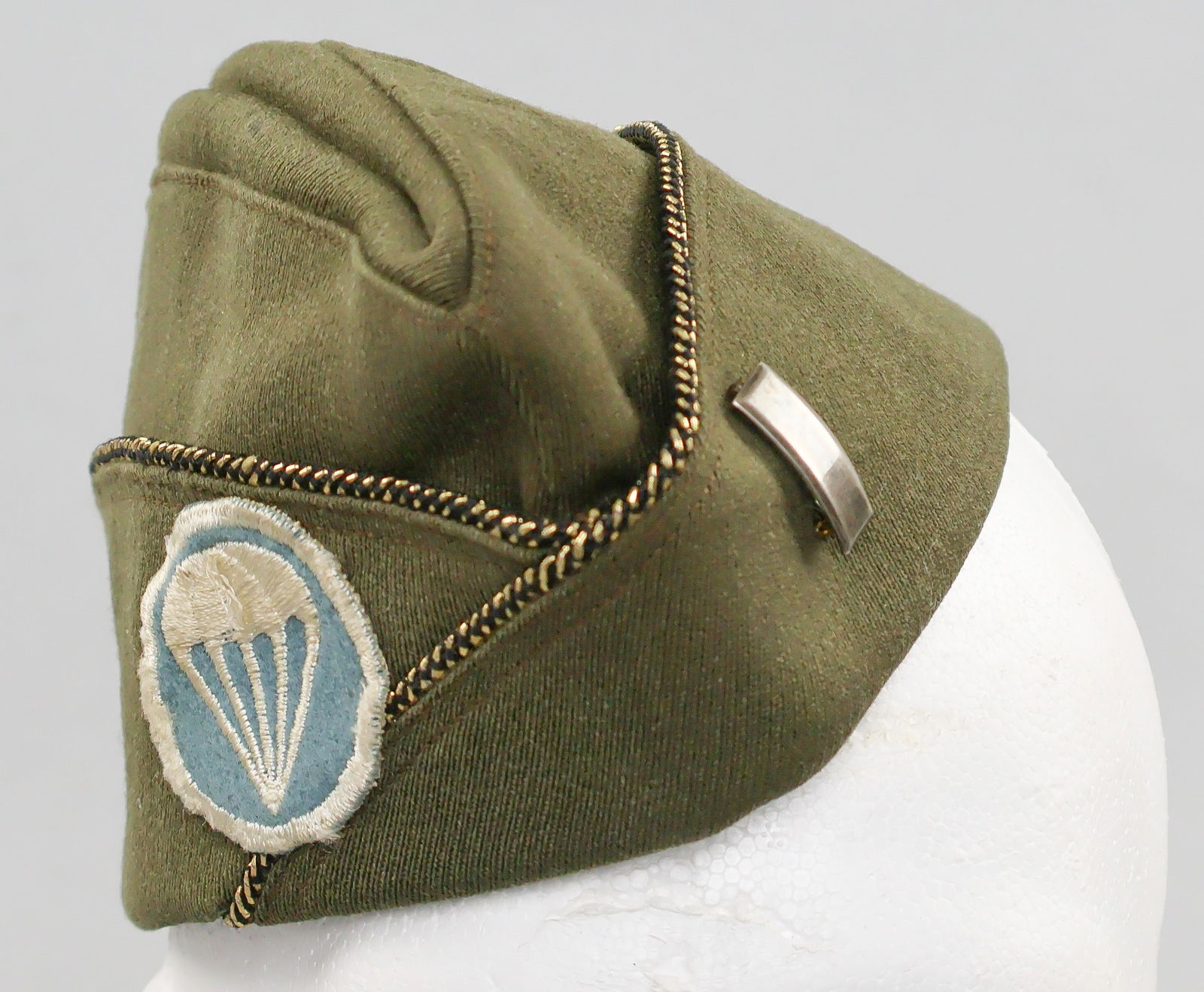 ('BAND OF BROTHERS' 506TH P.I.R.) LT. ROBERT E. HALEY'S PARACHUTIST'S GARRISON CAP: ROBERT E. HALEY (1919-2004) American military officer in the 101st Airborne Division, a well-rounded student and athlete from Connecticut who served first with the 541st P.I.R., then more famously as