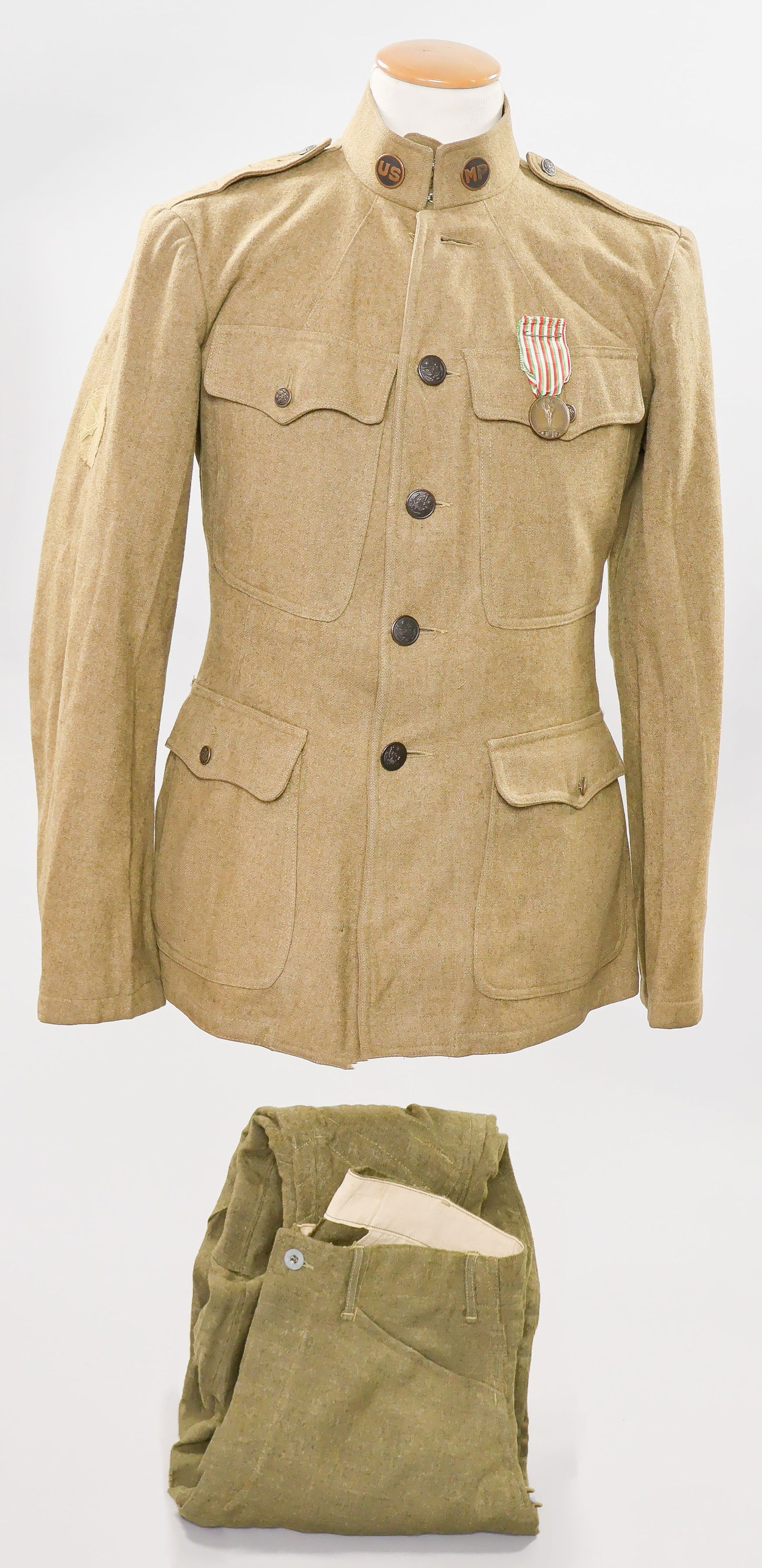 U.S. ARMY MILITARY POLICE UNIFORM (1 of 12)