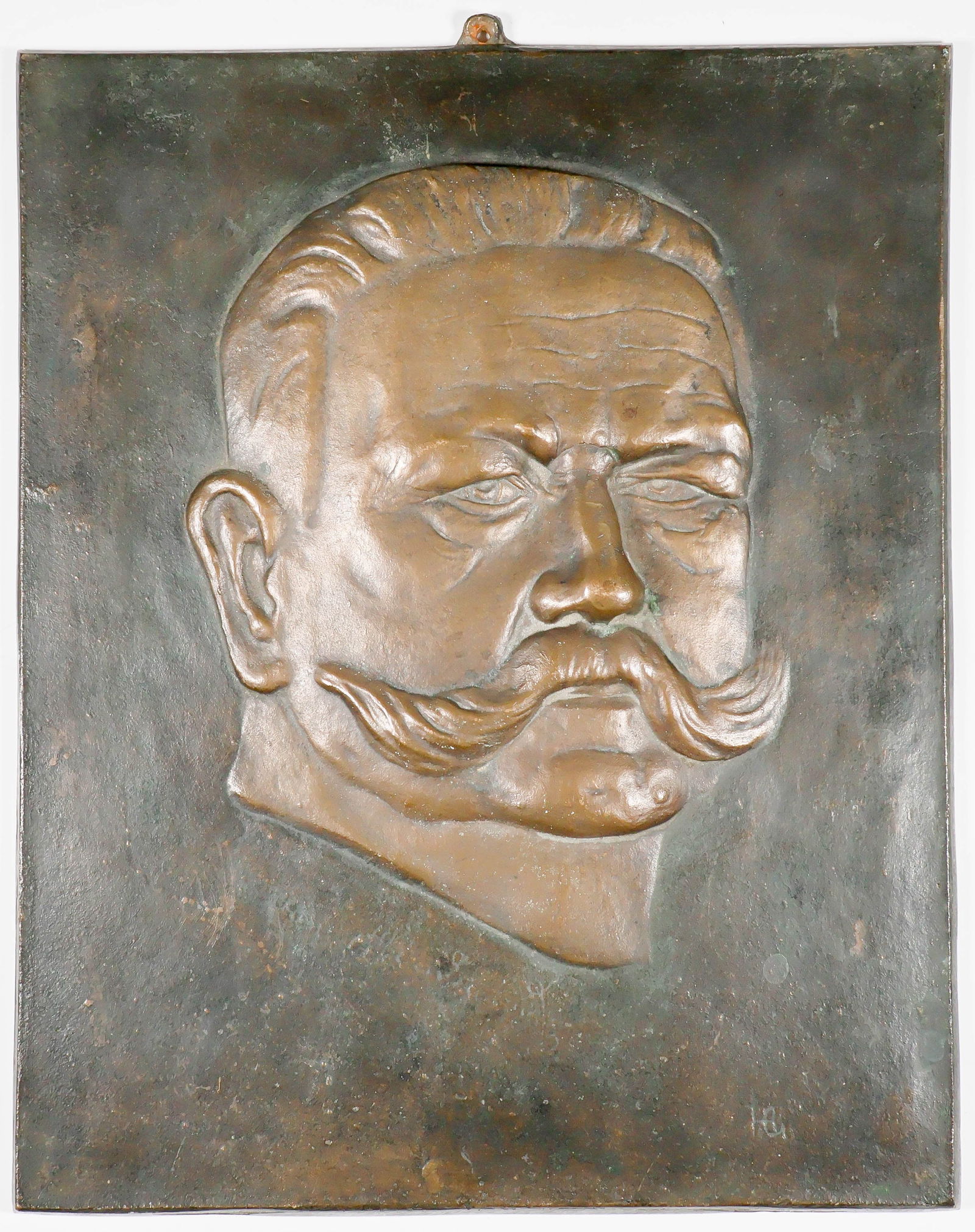 PAUL VON HINDENBURG PLAQUE: Heavy cast bronze plaque bearing a bust of PAUL VON HINDENBURG (1847-1934), German general and politician who crushed the Russians at Tannenburg and in Poland, later forced to yield the Chancellor's