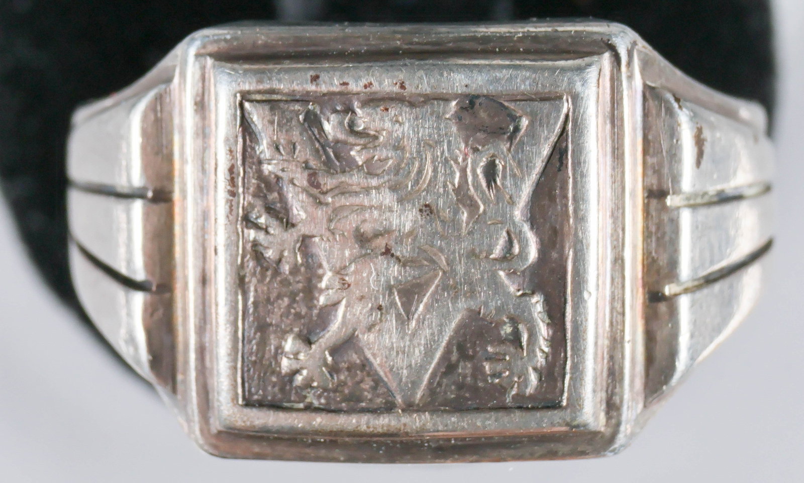 BELGIAN ‘V FOR VICTORY’ SIGNET RING (1 of 4)