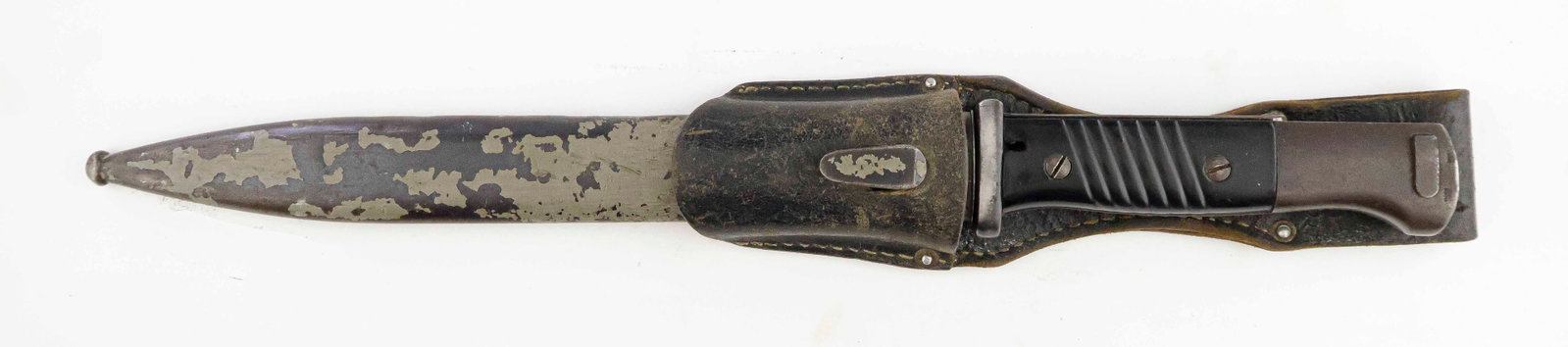 GERMAN MAUSER K98 BAYONET AND SCABBARD: German Mauser K98 bayonet and scabbard, 10 in. blade and 15 in. overall length, with black bakelite grip, and a deeply blued blade. Blade marked on the ricasso with the serial number: ‘1971̵
