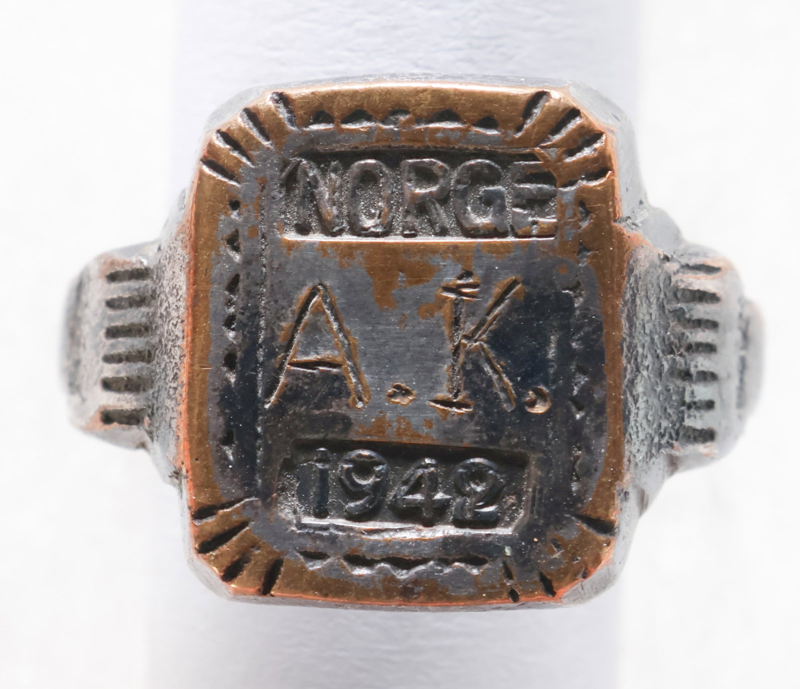 NORGE SS GERMANSKE RING: The Germanske SS Norge was the Norwegian National Socialist organization which was part of the Germanic SS. This ring features the caption ‘NORGE 1942’ and the letters ‘A.K.’