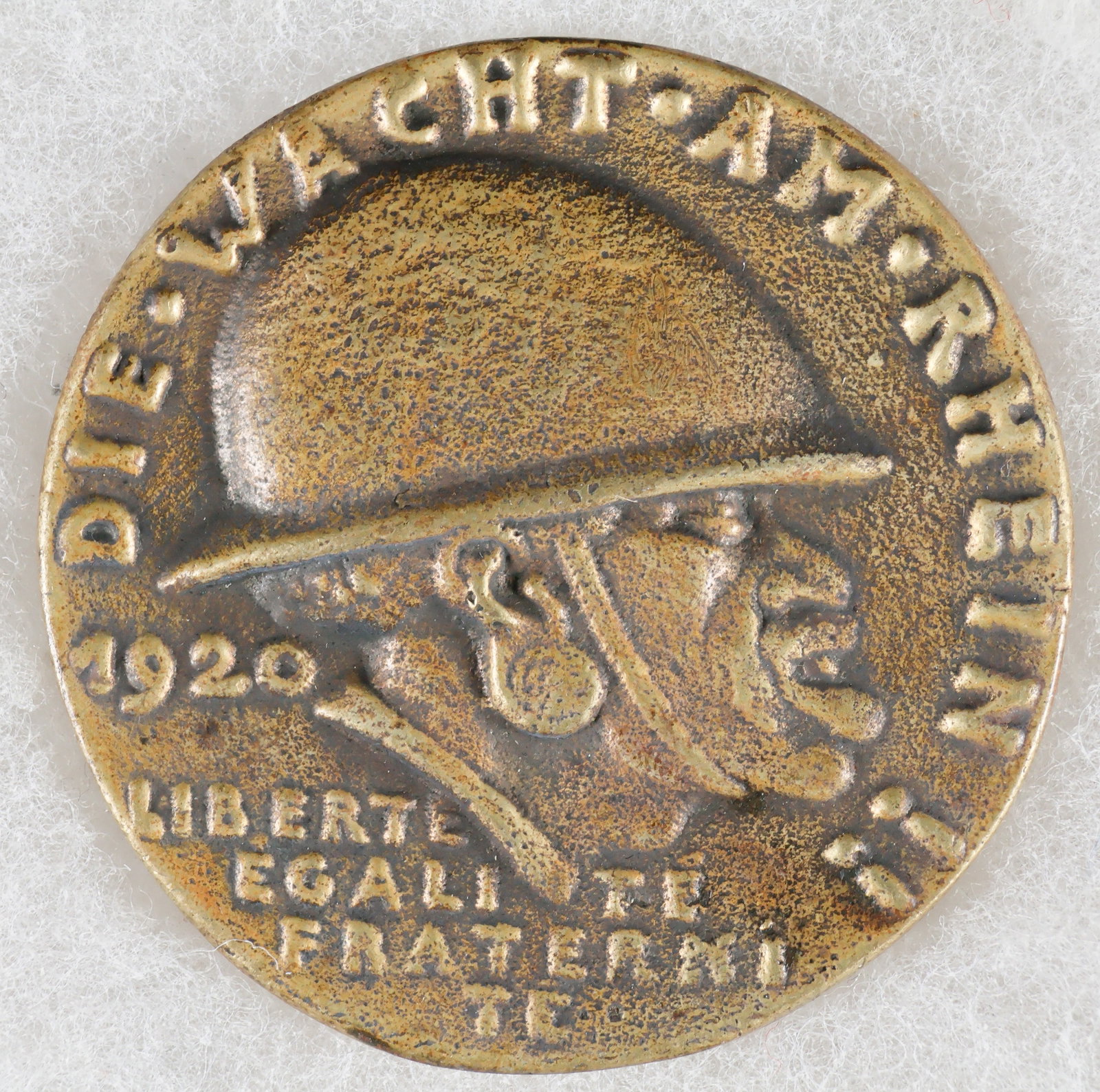 WORLD WAR I GERMAN ANTI-FRENCH PROPAGANDA MEDAL: An original German medal, 2 in. dia. and of bronze or brass construction, with an unflattering depiction of a black French soldier wearing an Adrian helmet and ‘commemorating’ the service 