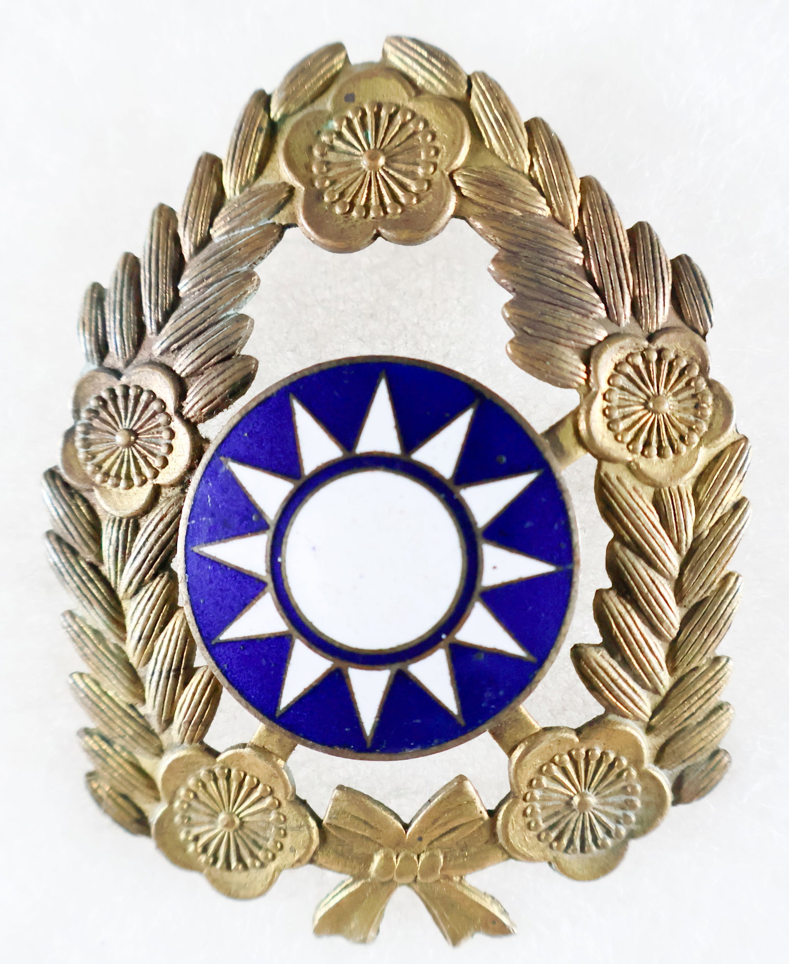CA. 1949 TAIWAN KUOMINTANG ARMY OFFICER'S HAT BADGE (1 of 3)