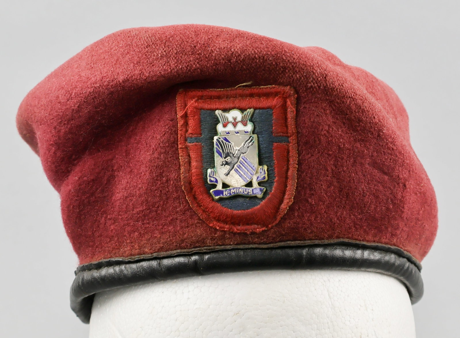 505th AIRBORNE REGIMENT, 82ND AIRBORNE DIV. PARATROOPER BERET, VIETNAM ERA: 505th Airborne Regiment paratrooper maroon beret, ca. 1965, marron wool with metal enameled DUI, black leather rim, the lining removed as was the case with essentially all such berets. Genuine wear,