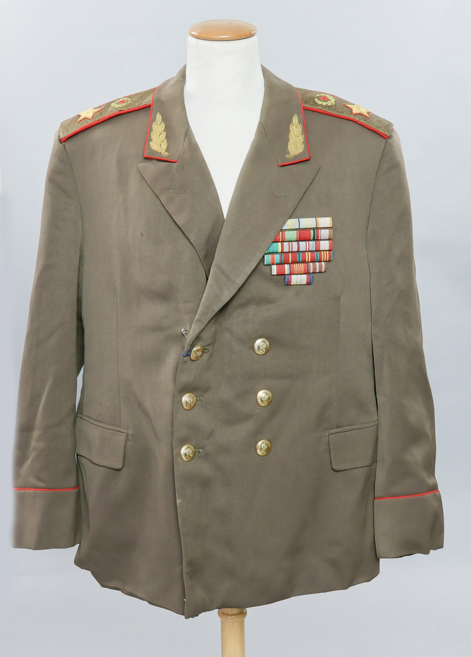 1980S RUSSIAN FEDERATION MAJOR GENERAL'S TUNIC: A ca. 1980s-1990s high-ranking officer's service tunic with epaulettes bearing one gold star each to indicate rank of Major General, oak leaf embroidered collar tabs, and ribbon bar featuring 6
