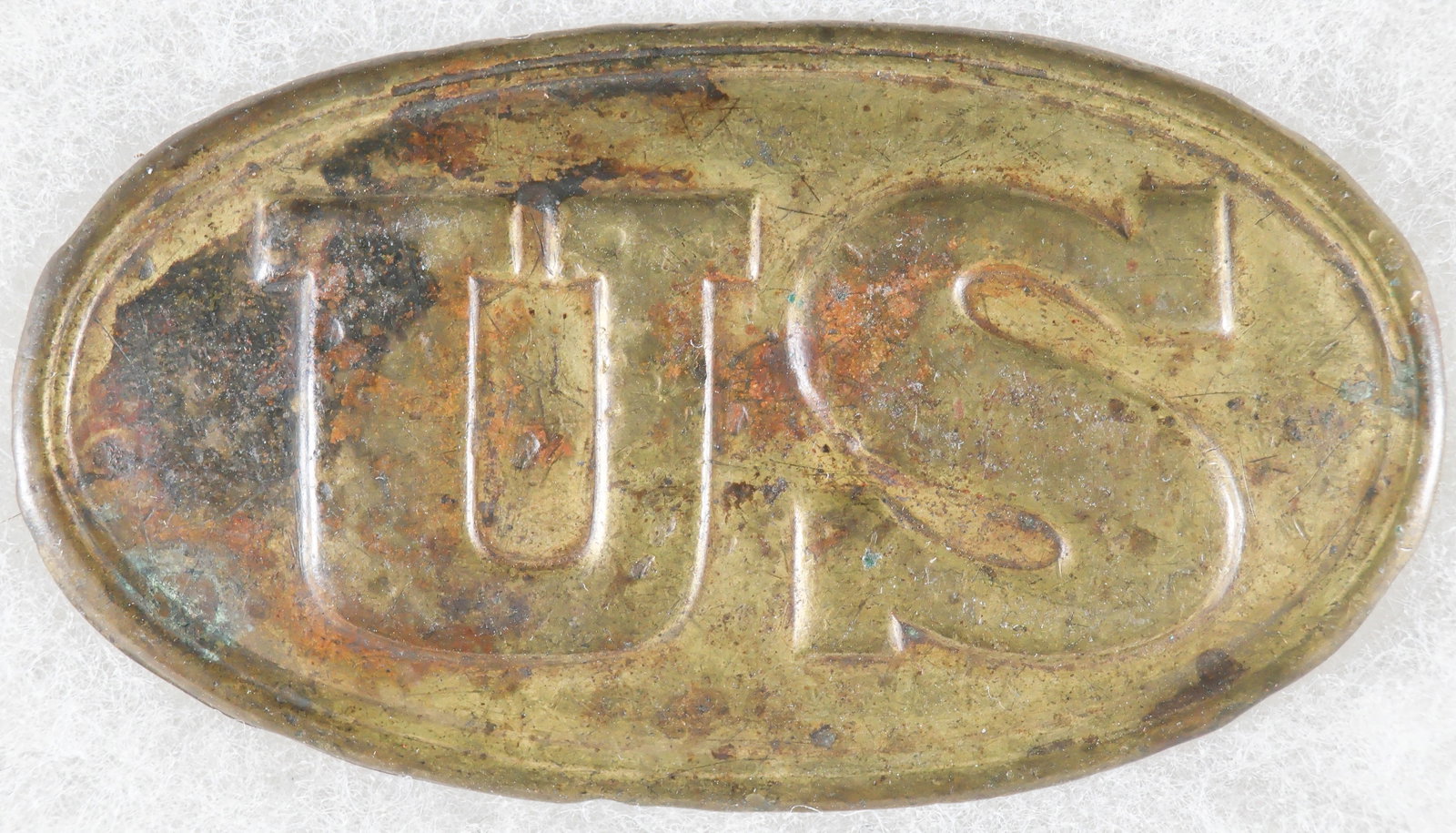 U.S. SMALL PATTERN 1839 BELT PLATE: A pre-Civil War U.S. Pattern 1839 ‘baby’ belt plate, 2.75 x 1.5 in., featuring a hollow cast-brass face displaying the initials ‘U S’. The reverse is lead filled and fitted