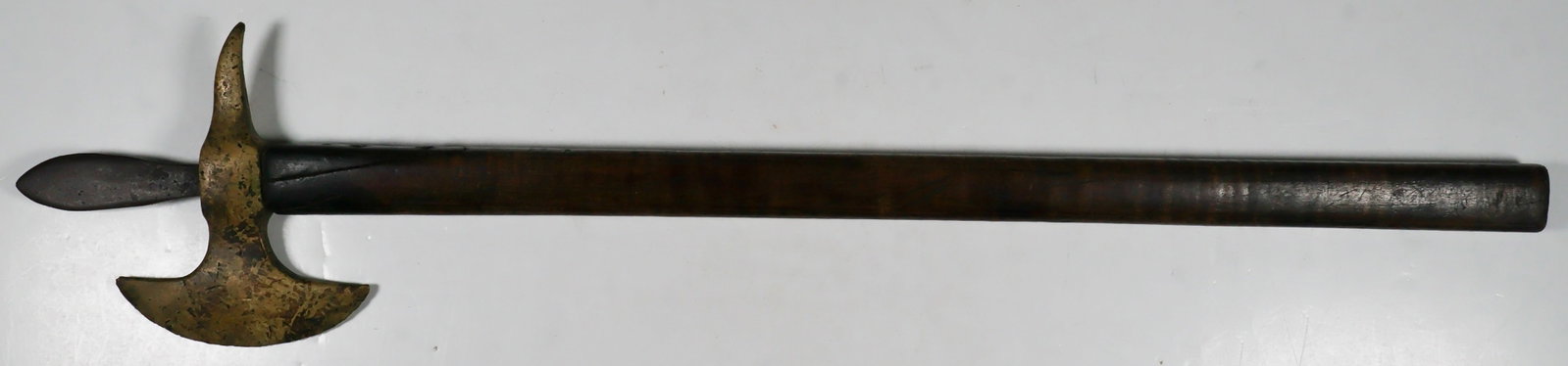FRENCH AND INDIAN WAR TOMAHAWK: Classic tomahawk from the period of the French and Indian Wars, this ca. 1750 tomahawk, 21.75 in. long, is constructed on a long wooden haft, with beautiful tiger patterned grain, and fitted with a