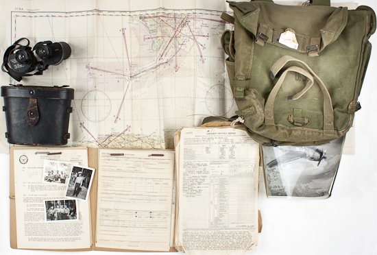 NAVY GROUPING OF LT. LEO GORDON: NAVY GROUPING OF LT. LEO GORDON Nice grouping of items from Senior Navy Aviator Lt. Leo Gordon, Patrol Squadron 204, who flew escort and rescue missions from Guantanamo Bay. Included is a pair of gree