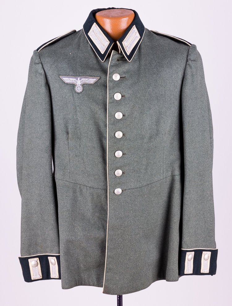 HEER INFANTRY TUNIC: HEER INFANTRY TUNIC Early German enlisted infatryman's tunic, pre-1936 designed with eight-button front closure and buttons and tabs on the ends of each sleve. Collar bears silver thread tabs on white