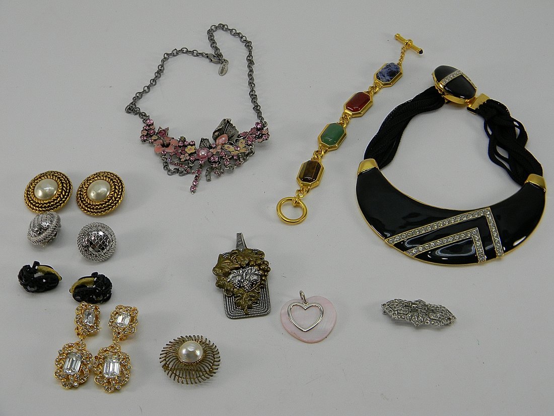 Lot Costume Jewelry Trifari KTF, Chanel, Davis: lot Includes 15 pcs: 1 signed Alexis Kirk black & Glass 'banana' necklace, H.1 Dublin silver tone, pink glass and enamel flower necklace, 1 multi color stone & dore gold tone bracelet, 1 Sonya Lea gra