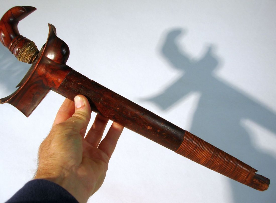 Fine Indonesian Keris: Fine quality gold or gilt silver mounted Indonesian keris with a slightly wavy blade and strong pamor. Keris length 15 3/4 inches ( 40.5 cm )with scabbard 17 1/4 inches ( 43.8 cm )