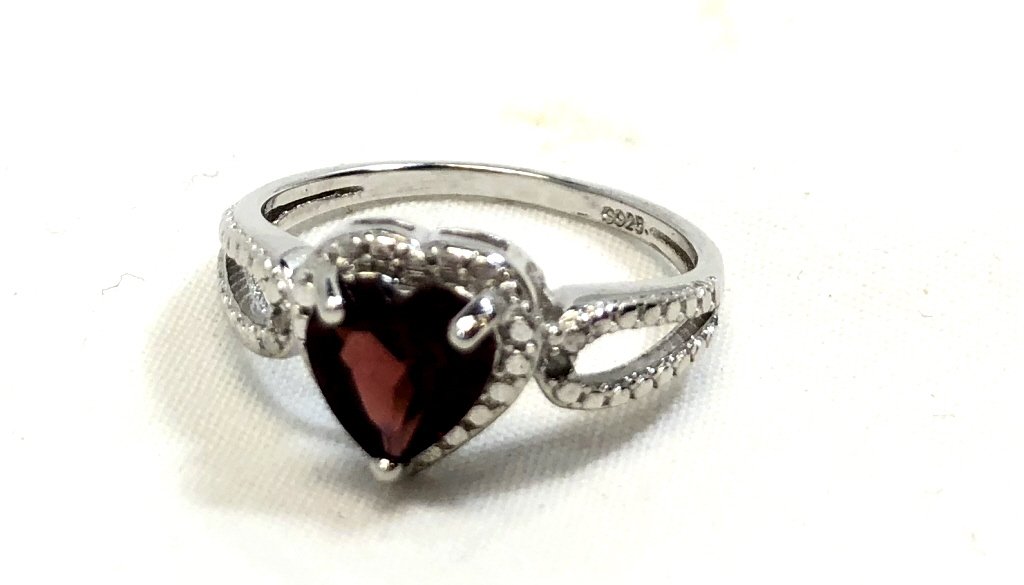 DAINTY HEART CUT 1CT GARNET GEMSTONE RING (1 of 1)
