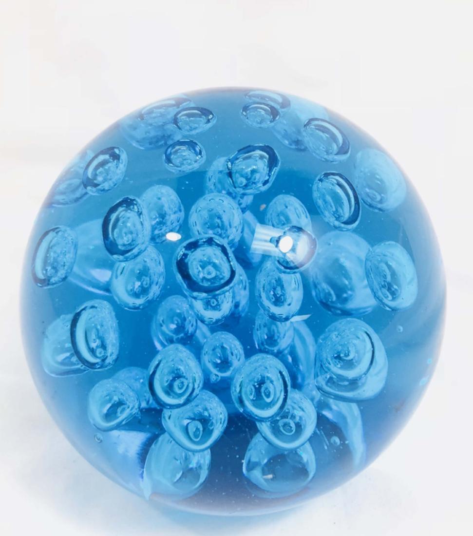 EXQUISITE BRIGHT BLUE BUBBLE ART GLASS PAPERWEIGHT (1 of 1)