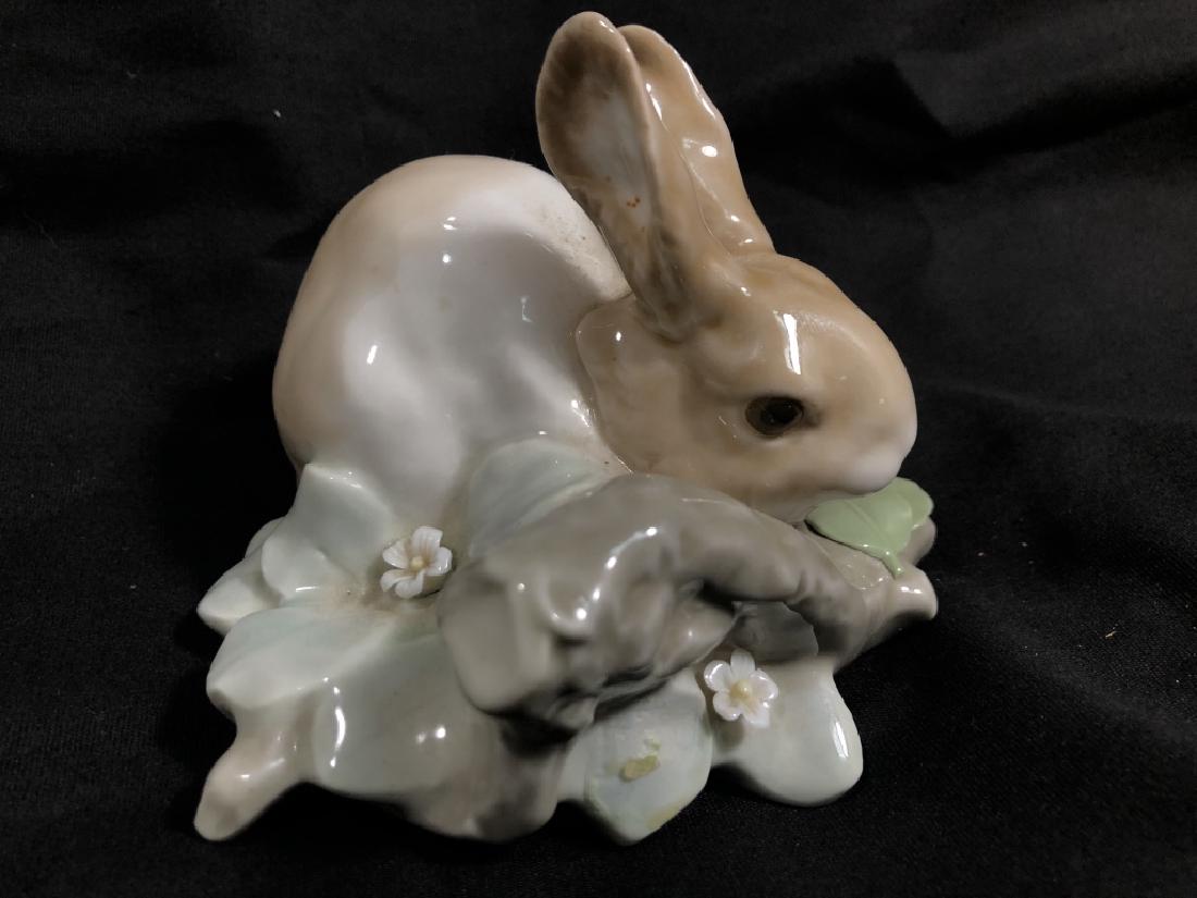 LLADRO "RABBIT EATING" PORCELAIN FIGURINE (1 of 1)