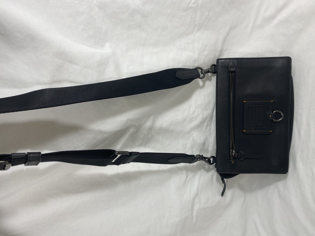 COACH BLACK LEATHER CROSS BODY PURSE: LIKE NEW USED CONDITION