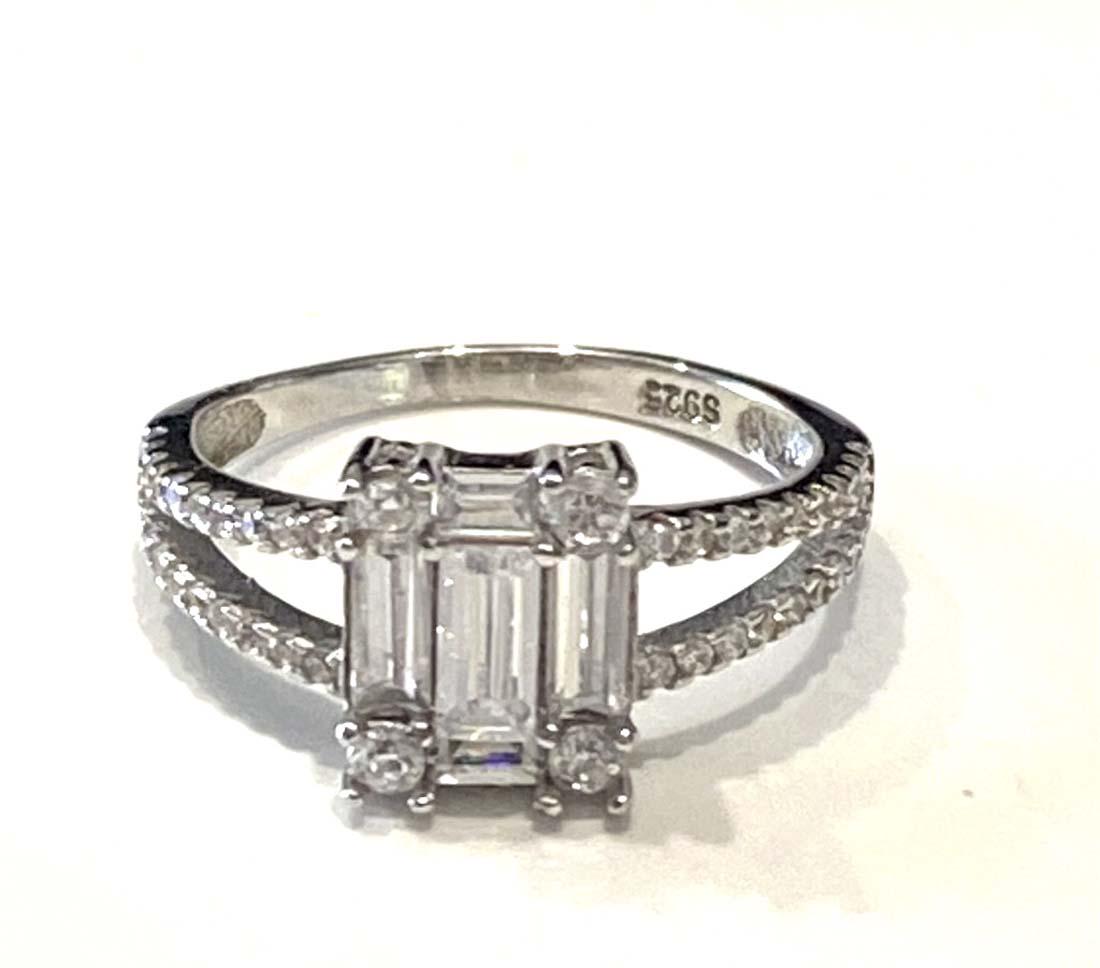 GLAM WHITE TOPAZ 3CT BAGUETTE STERLING RING (1 of 1)