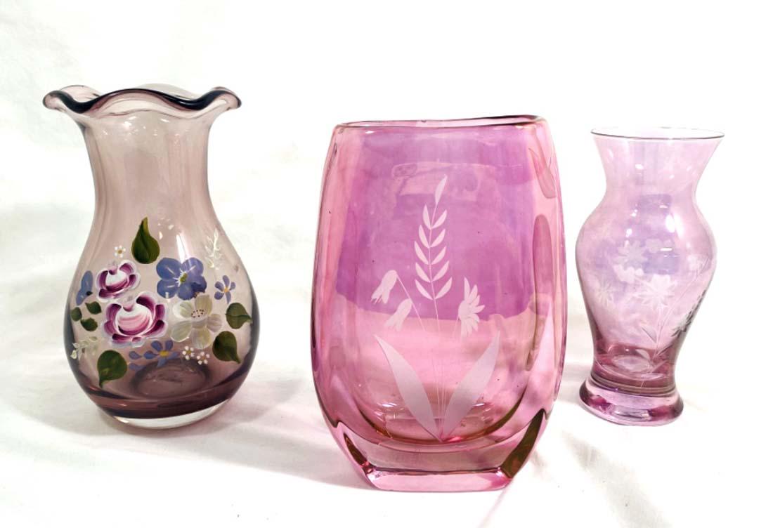 LOT OF 3 VINTAGE PRETTY PINK ART GLASS FLOWER VASES (1 of 1)