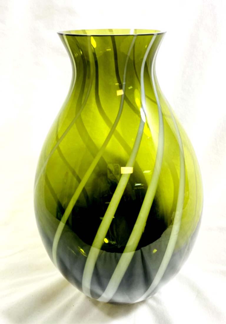 GORGEOUS VINTAGE GREEN/WHITE STRIPE VENETIAN VASE (1 of 1)