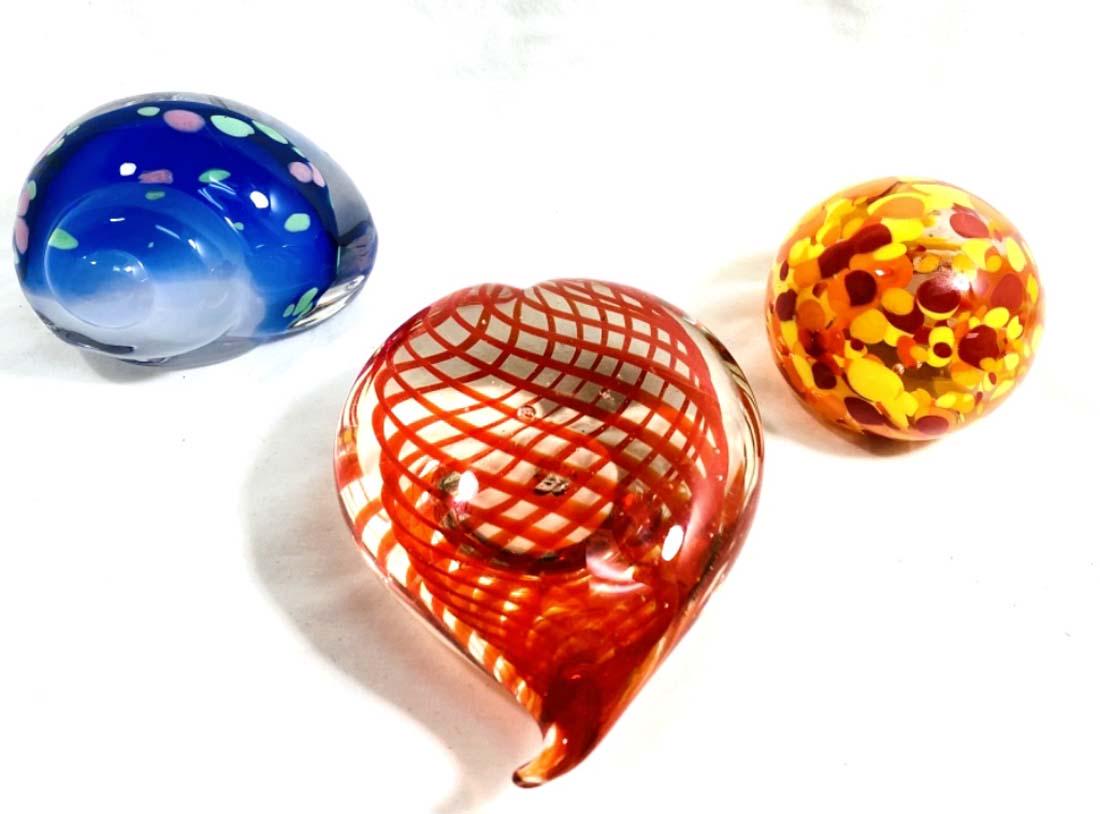 LOT OF 3 COLORFUL ASSORTED 3D ART GLASS PAPERWEIGHT (1 of 1)