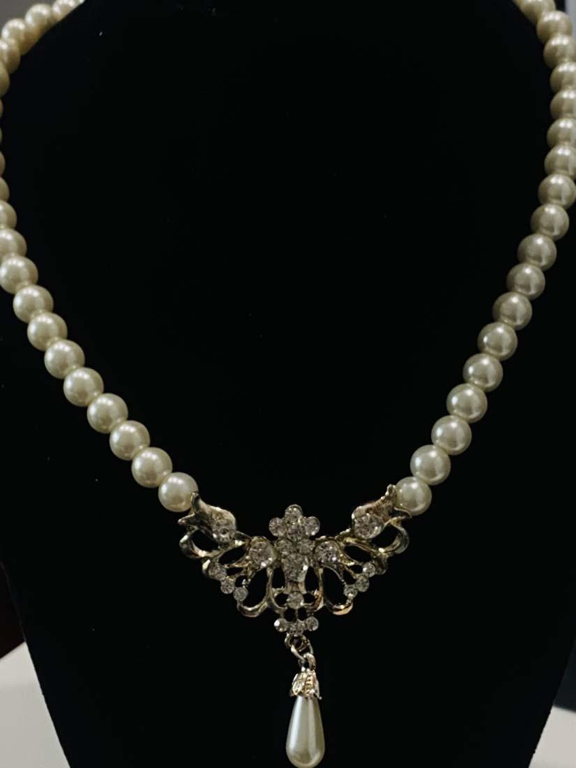 LOVELY PEARL AND RHINESTONE LADIES COLLAR NECKLACE: 17"