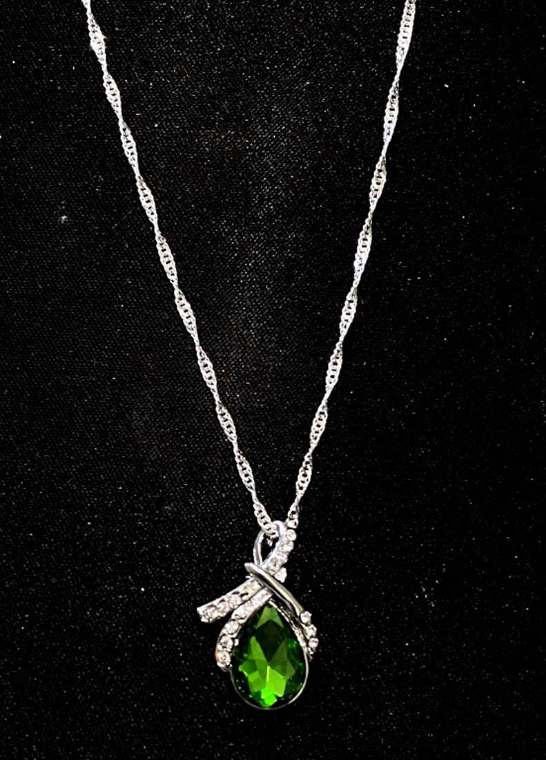 GORGEOUS EMERALD QUARTZ DROP PENDANT NECKLACE (1 of 1)