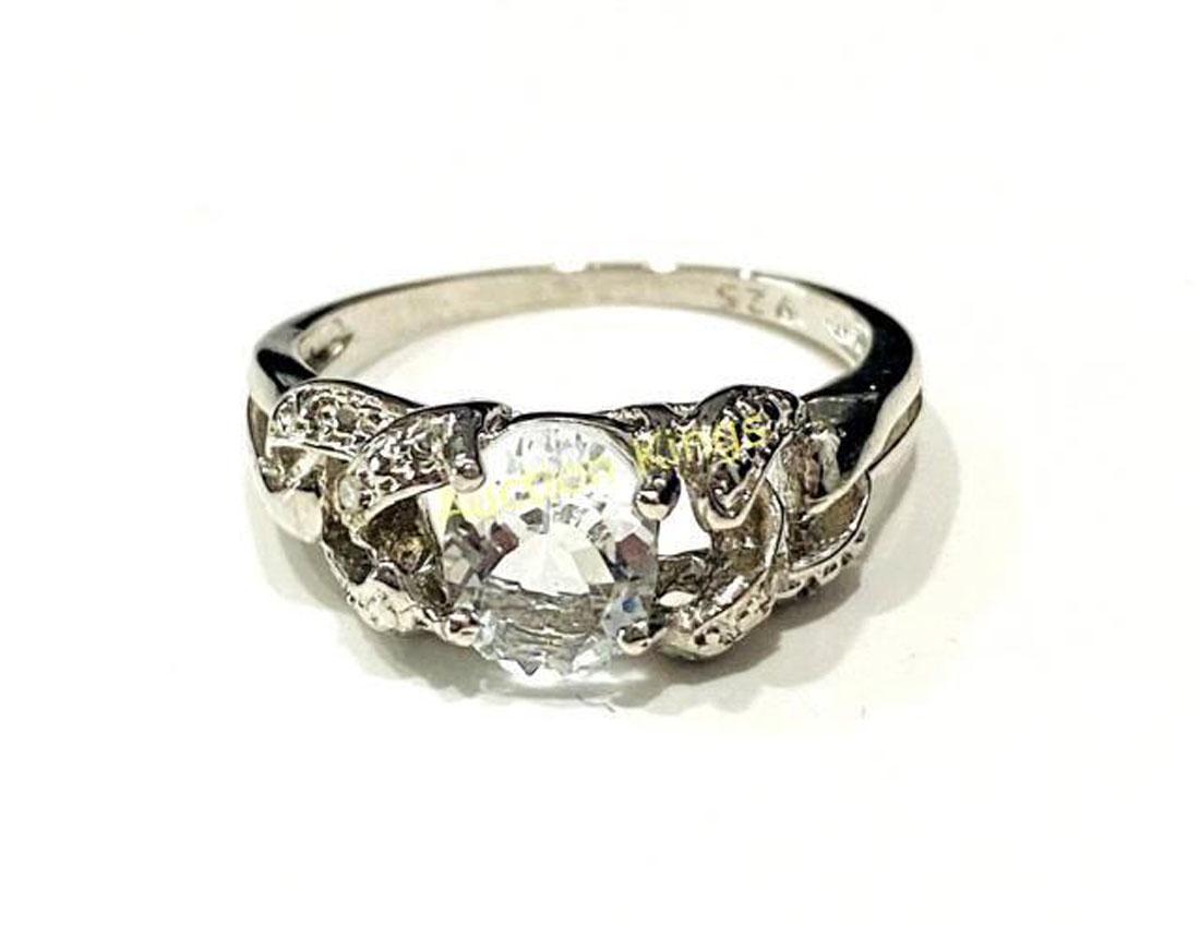 FABULOUS OVAL 1CT BLUE TOPAZ STERLING SOLITAIRE RING (1 of 1)