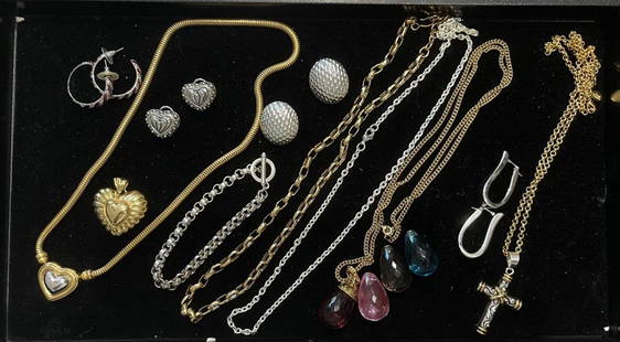 LOT OF ASSORTED JEWELRY: NECKLACES, EARRINGS AND A BRACELET, ALL MINT CONDITION, GOLDTONE AND SILVERTONE