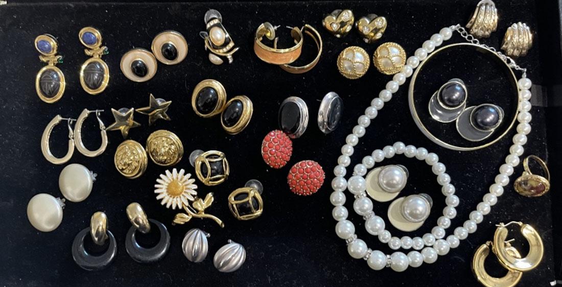 HUGE LOT OF ASSORTED LADIES JEWELRY (1 of 1)