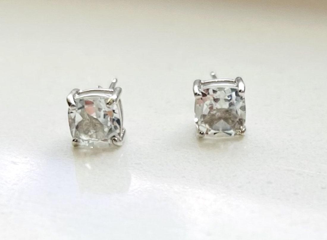 SHIMMERING LIGHT BLUE TOPAZ 1CT STERLING EARRINGS (1 of 1)