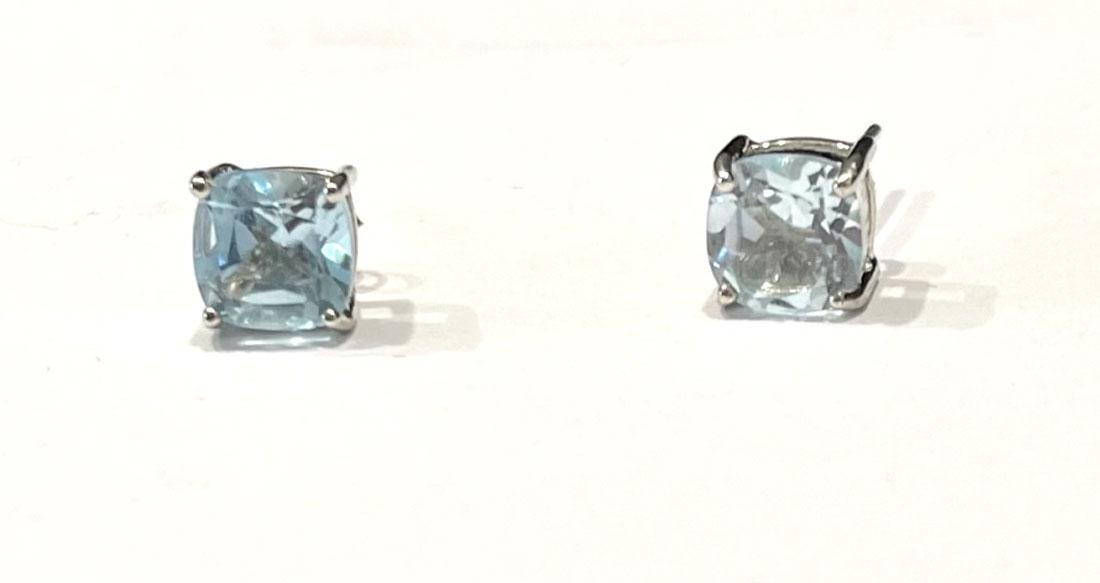 PRETTY  1CT BLUE TOPAZ STERLING SOLITAIRE EARRINGS (1 of 1)
