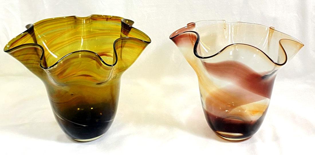 LOT OF 2 VINTAGE RUFFLE TOP ART GLASS DECOR VASES (1 of 1)