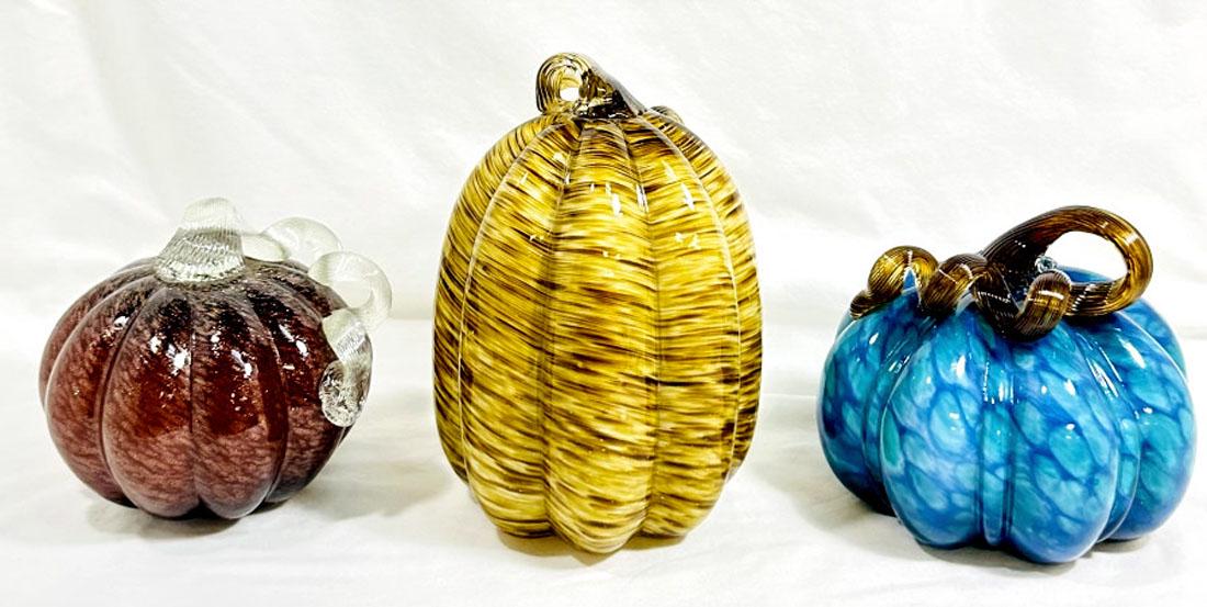 PRETTY LOT OF 3 COLORFUL ART GLASS PUMPKINS (1 of 1)