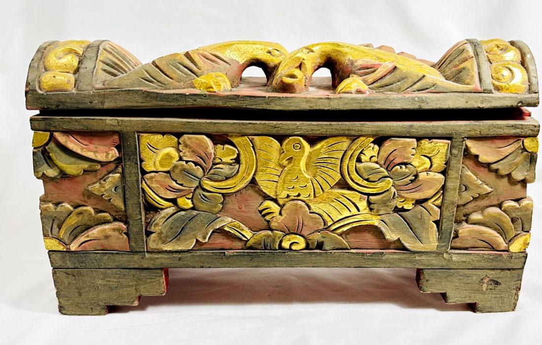 VINTAGE ORNATE HANDCARVED WOOD SMALL TRUNK: 10"HX17"L GOOD CONDITION