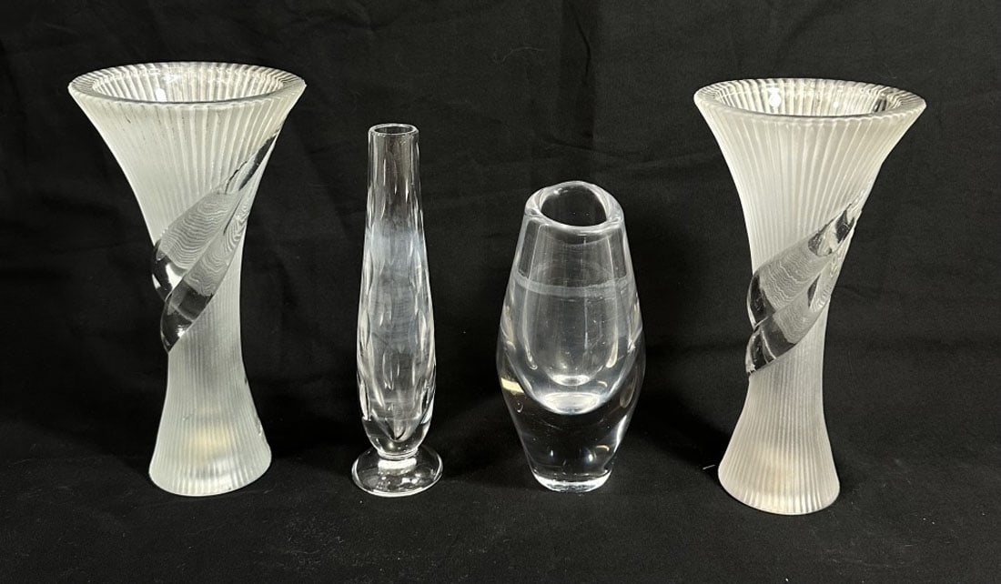 VINTAGE LOT OF 4 COLLECTIBLE GLASS VASES: 5-7" each good condition