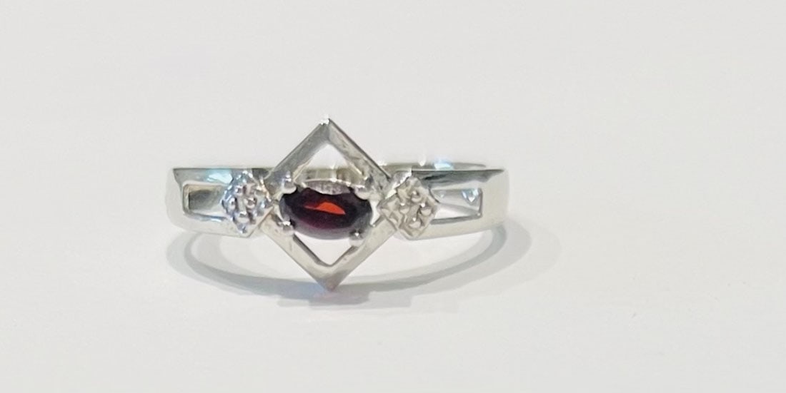 DELICATE GARNET GEMSTONE STERLING DECO RING: SIZE 7